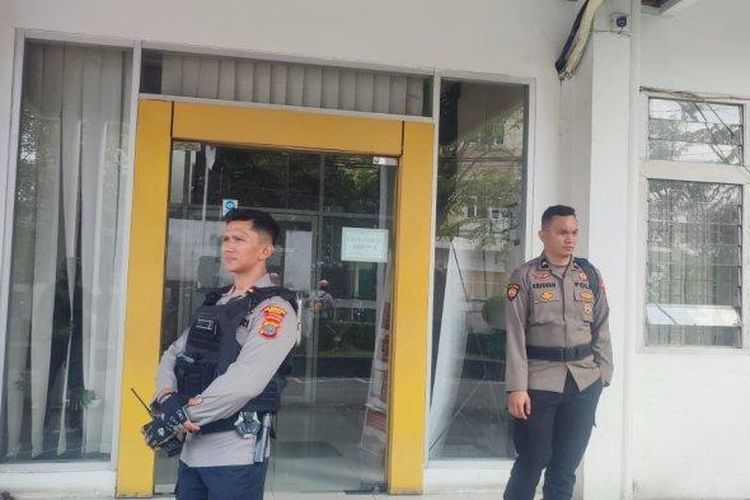 Sejumlah petugas kepolisian sedang berjaga di pintu masuk Kantor PUPR Sumut jalan Sakti Lubis, Medan, Selasa (1/7/2025). Ada lebih dari enam orang KPK yang menggeledah kantor PUPR Sumut. 

