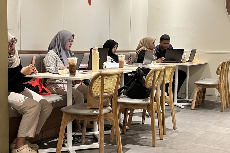 Saat Ekonomi Sulit, Secangkir Kopi Menjadi Penjaga Kewarasan