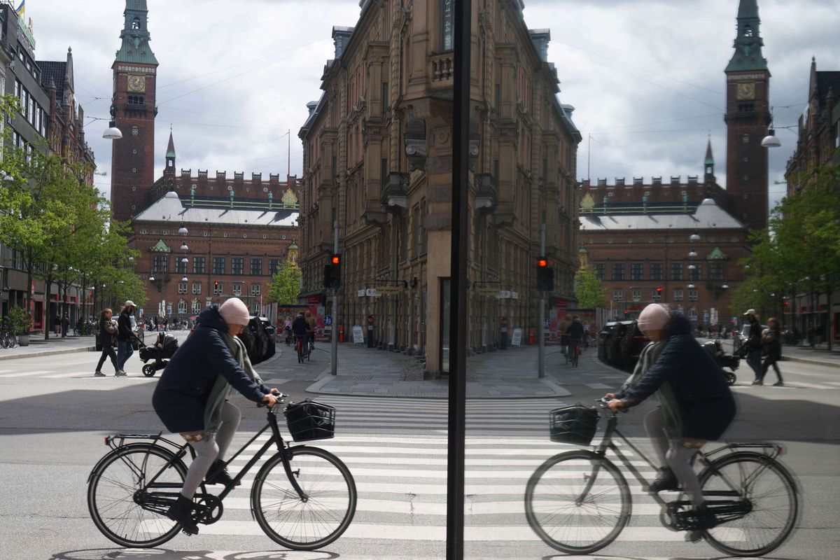 Seorang pesepeda melintas di salah satu sudut Kota Kopenhagen, Denmark, Jumat (27/5/2022).  