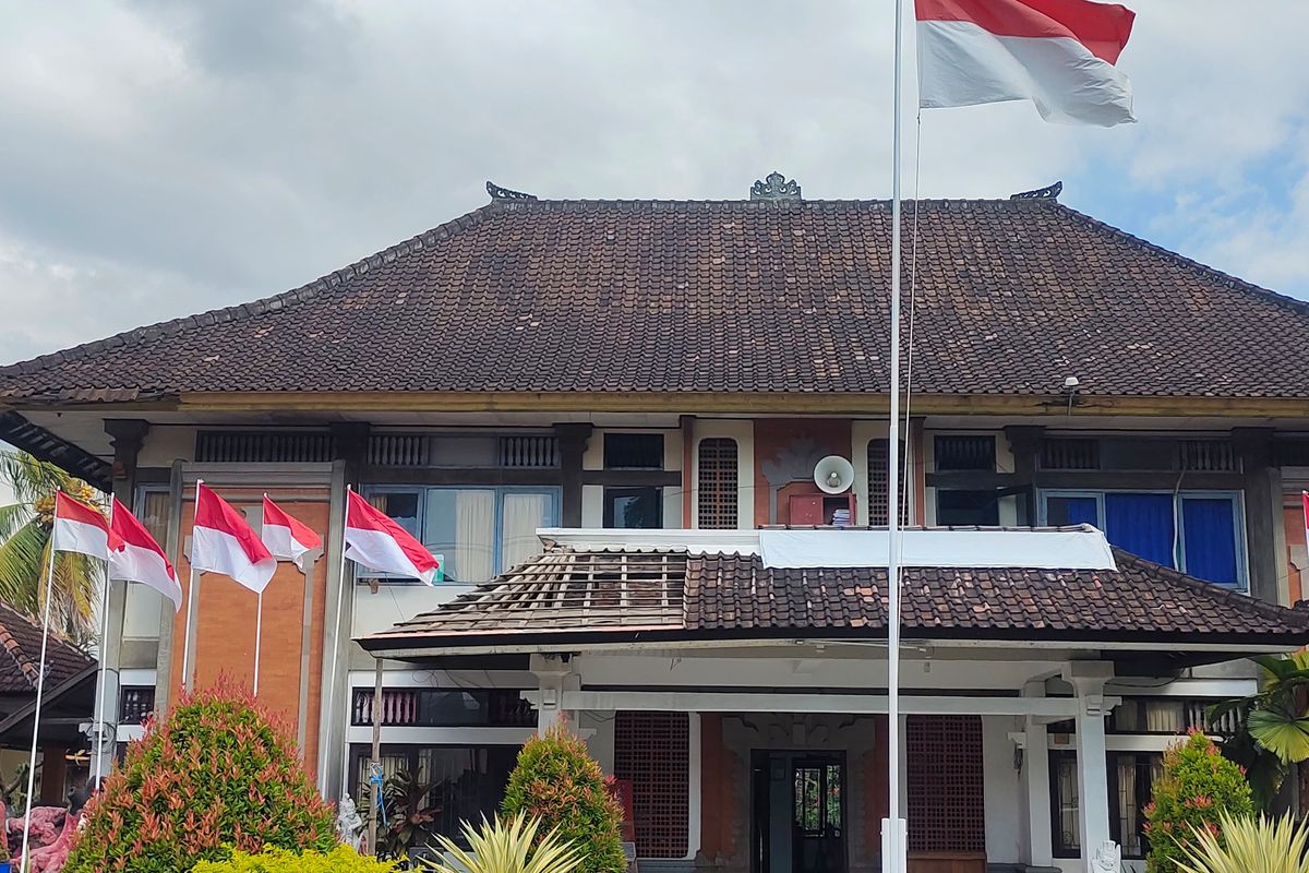 Kondisi sebagian atap Kantor Camat Kubutambahan di Kabupaten Buleleng, Provinsi Bali, yang rusak, Senin (16/6/2025).
