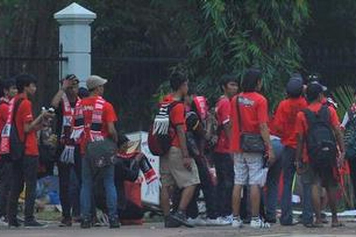 Sejak siang tadi, suporter tim nasional Indonesia mulai berdatangan ke Stadion Gelora Bung Karno, Jakarta, Selasa (11/1/2011). Mereka akan memberikan dukungan dalam pertandingan Indonesia melawan Qatar petang nanti.
