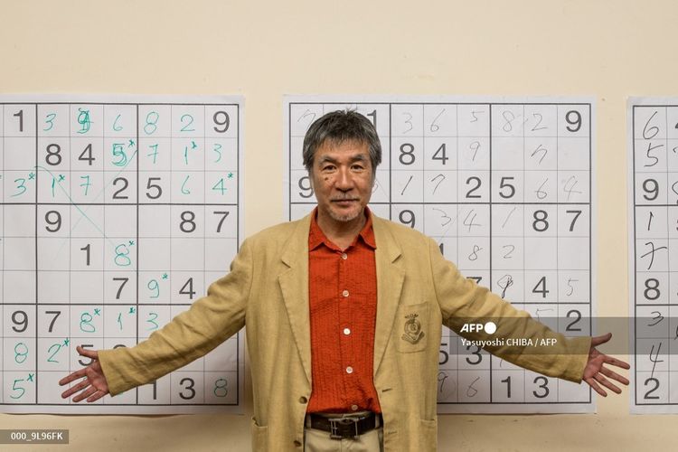 Foto yang diambil pada 28 September 2012 menunjukkan Maki Kaji, pria Jepang yang dikenal karena memopulerkan Sudoku. Maki Kaji meninggal pada 10 Agustus 2021 dalam usia 69 tahun.