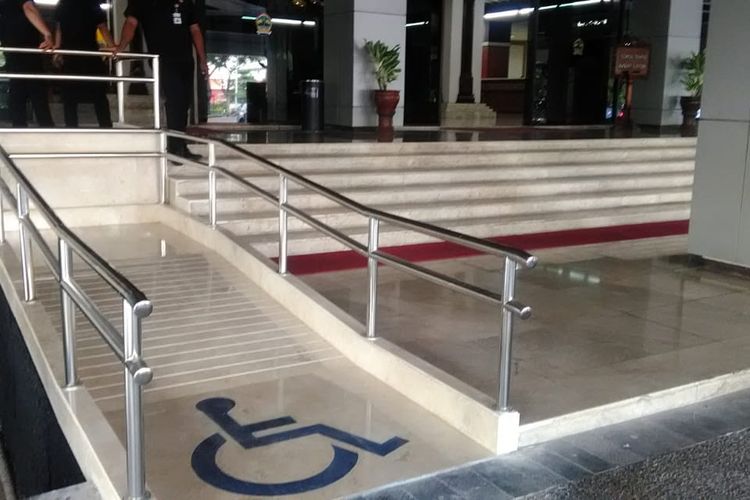 Pada pintu masuk Gedung A Kantor Gubernur Jawa Tengah, di sisi sebelah kiri telah dibuat jalan khusus bagi penyandang disabilitas.