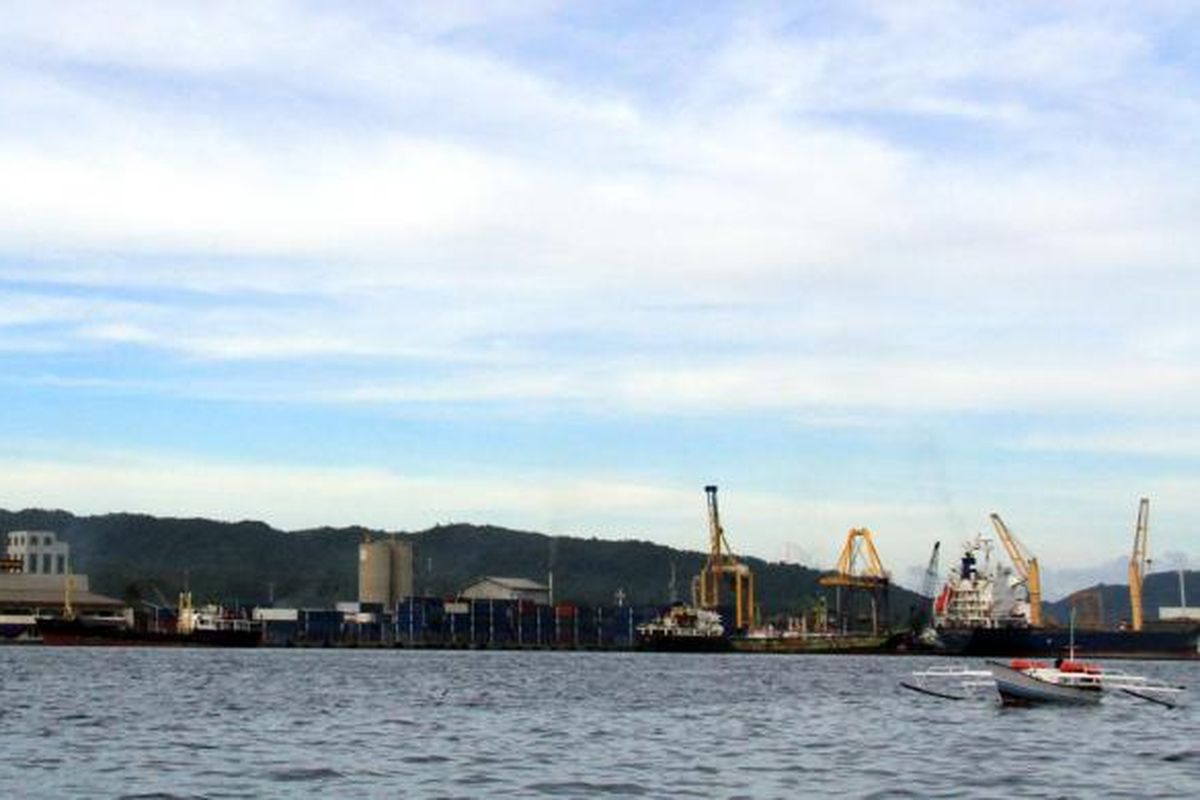 Pelabuhan Bitung Manado terus diperluas. Saat ini kapasitas Bitung Manado mampu menampung sekitar 250.000 TEU (peti kemas 20 kaki) per tahun.