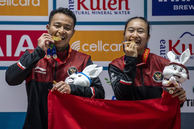 Pebulu tangkis ganda campuran Indonesia Lisa Ayu Kusumawati (kanan) dan Rehan Naufal Kusharjanto (kiri) mengigit medali emas usai penganugerahan medali bulu tangkis SEA Games 2023 di Badminton Hall, Morodoc Techo National Stadium, Phnom Penh, Kamboja, Selasa (16/5/2023). Lisa Ayu dan Rehan Naufal berhasil meraih medali emas seusai mengalahkan ganda campuran Malaysia dengan skor 20-22, 21-8 dan 21-16. Artikel ini berisi hasil lengkap final bulu tangkis SEA Games 2023. ANTARA FOTO/M Agung Rajasa/rwa.