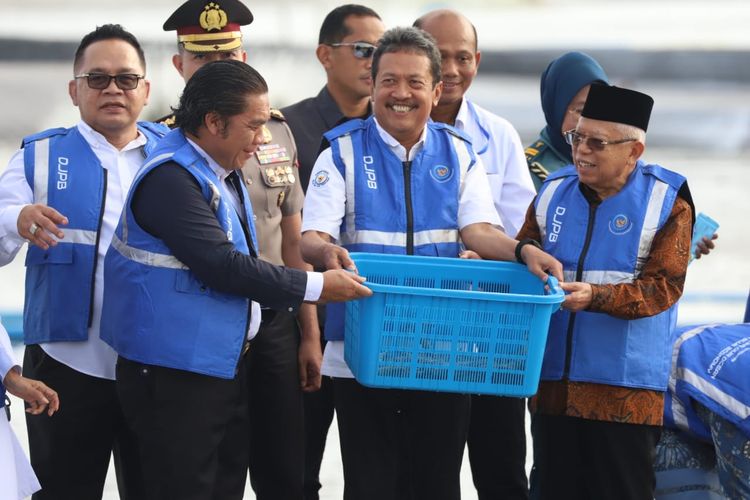 Wakil Presiden RI Ma'ruf Amin bersama Menteri Kelautan dan Perikanan Sakti Wahyu Trenggono melakukan panen udang vannamei di lokasi Budidaya Udang Berbasis Kawasan (BUBK) di Kebumen, Jawa Tengah, Senin (26/6/2023). 