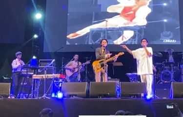 Penyanyi Pamungkas dan Ari Lesmana tampil di penutupan Festival Big Bang 2022 di JiExpo, Kemayoran, Jakarta Pusat, Minggu (8/5/2022).