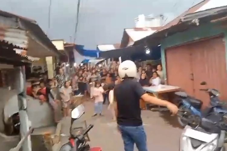 Anggota kepolisian diadang massa saat melakukan penangkapan pelaku narkoba, di kawasan Jalan Pangeran Hidayat, Kota Pekanbaru, Riau, Sabtu (27/4/2024).
