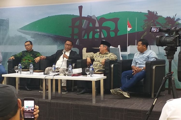 Anggota Fraksi PPP MPR RI Achmad Baidowi (kiri), Ketua Fraksi Gerindara MPR Ri Fary Djemi Francis, anggota Fraksi PDI-P Hendrawan Supratikno, dan pengamat politik UIN Syarif Hidayatullah Ady Prayitno saat diskusi bertema Musyawarah Mufakat untuk Pimpinan MPR di Komplek Parlemen, Senin (22/7/2019).