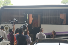 Naik Bus, Rombongan DPR Temui Presiden Jokowi Bahas RKHUP