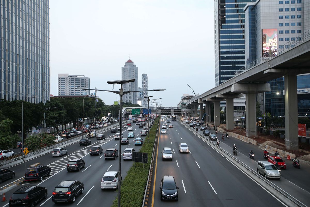 Lalu lintas kendaraan di Tol Dalam Kota Jakarta tampak padat pada jam pulang kerja di hari ketiga pemberlakuan pembatasan sosial berskala besar (PSBB) tahap dua, Rabu (16/9/2020). Pembatasan kendaraan bermotor melalui skema ganjil genap di berbagai ruas Ibu Kota resmi dicabut selama PSBB tahap dua.