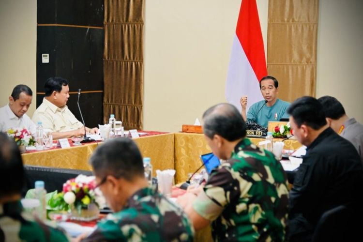 Suasana saat Presiden Joko Widodo memimpin rapat terbatas (ratas) yang membahas soal Papua di Papua pada Senin (20/3/2023) malam.