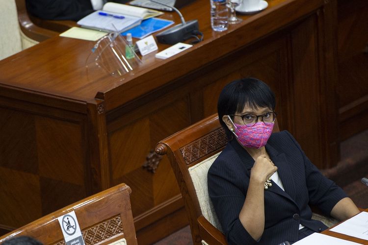 Menteri Luar Negeri Retno Marsudi mengikuti rapat bersama Komisi I DPR RI di kompleks Parlemen, Jakarta, Selasa (22/9/2020). Rapat membahas diplomasi vaksin virus Corona (COVID-19), perlindungan WNI di masa pandemi, dan perdagangan Indonesia di masa pandemi. ANTARA FOTO/Aditya Pradana Putra/foc.
 