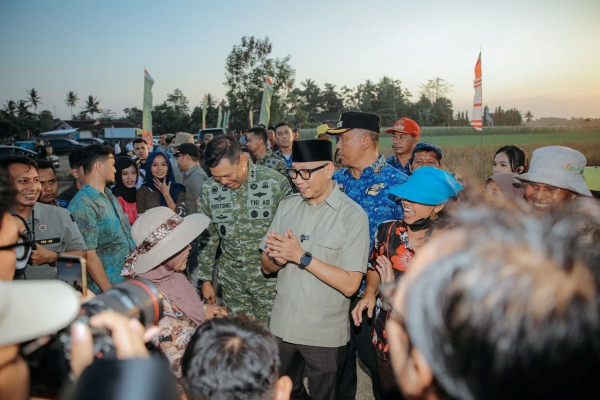 Gubernur Lampung Rahmat Mirzani Djausal saat menemui petani dan juga awak media dalam pelaksanaan panen raya yang dilaksanakan pada Jumat (17/7/2026).
