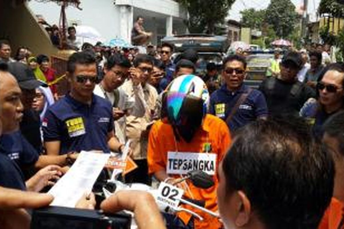 Tersangka IR (30) saat rekonstruksi pembunuhan terhadap Yuwai Noni, pemilik kos di Kelapa Dua, Tangerang
