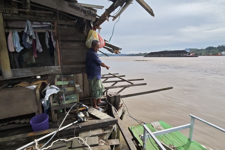 Rumah milik Ribut Waluyo (57), warga Kecamatan Loa Janan Ilir, Samarinda, yang menjadi korban tabrakan tongkang pengangkut batu bara pada Minggu (4/1/2025), mulai diperbaiki. Bagian dapur rumah yang mengalami kerusakan paling parah kini sudah memasuki tahap pengerjaan awal.