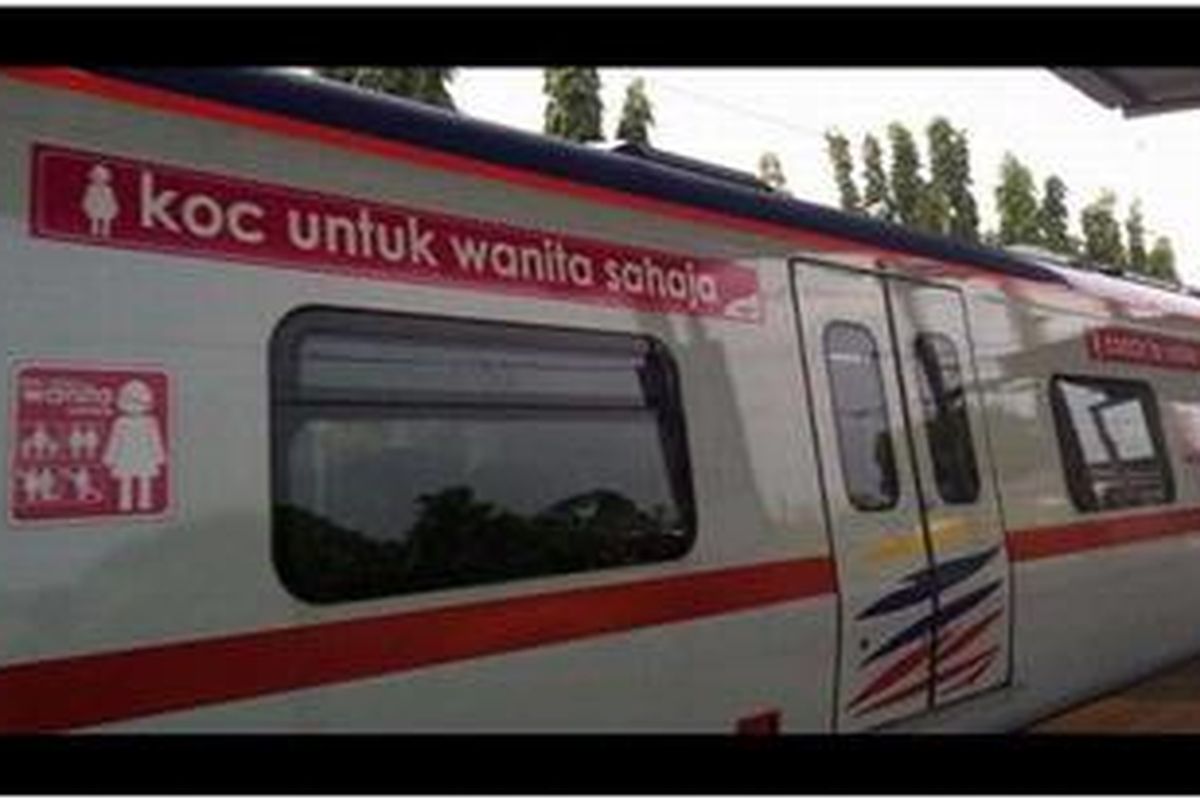 Gerbong khusus wanita di Keretapi Tanah Melayu (KTM) di Lembah Klang.