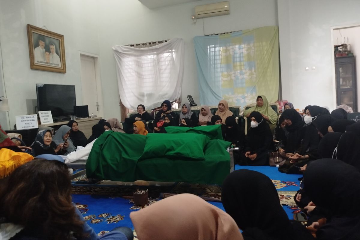 Jenazah Emilia Contessa didoakan pelayat di rumah duka, Selasa (28/1/2025) 