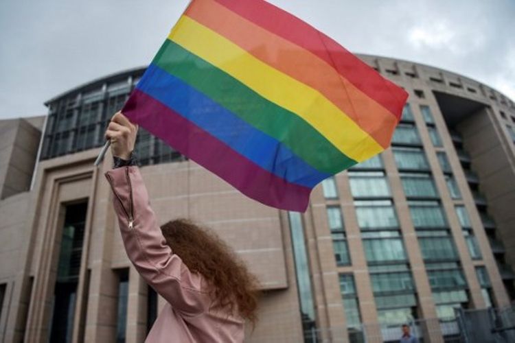 Seseorang mengibarkan bendera pelangi di depan pengadilan tinggi di Istanbul, Turki, pada 19 Juni 2017. (AFP/Ozan Kose)
