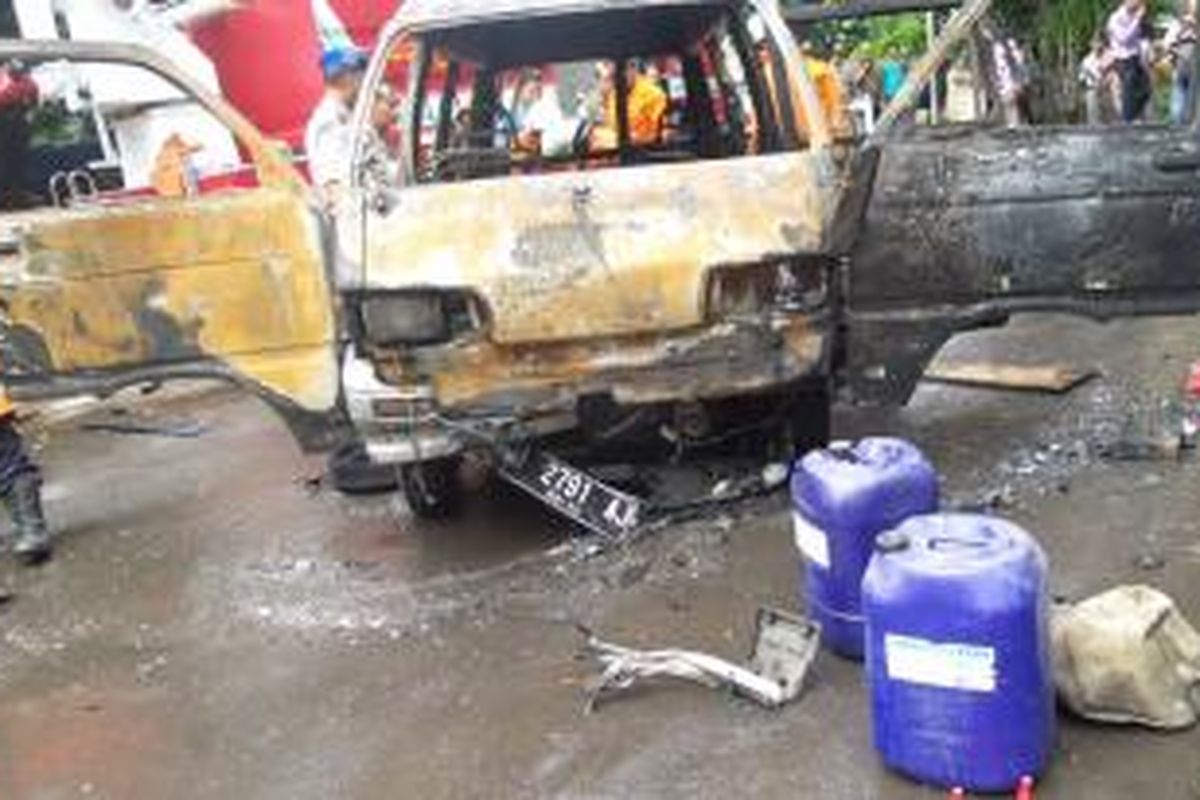 Sebuah mobil Daihatsu Zebra terbakar di Jalan Trunojoyo, depan Mabes Polri, Rabu (4/2/2015).