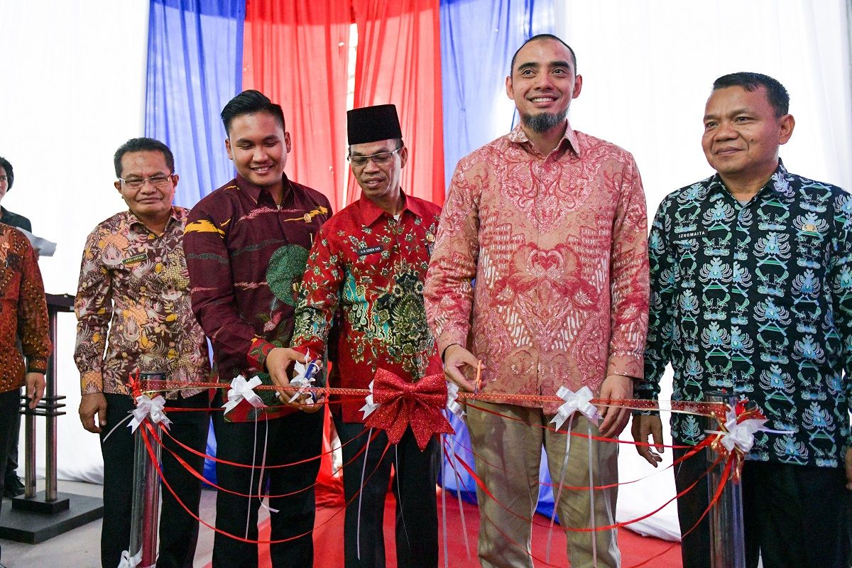 Aulia Mulki Oemar, Presiden Direktur SBI bersama dengan Senen Har, Sekda Banyuasin, melakukan pengguntingan pita sebagai tanda diresmikannya gudang semen SBI di Palembang, 28 November 2019.