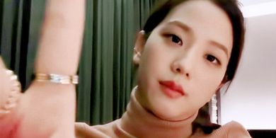 Tangkapan layar Jisoo saat V Live. Terlihat, mengenakan cincin Cartier hadiah dari Jennie BLACKPINK