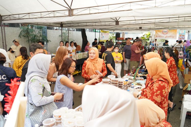 Indonesia Diaspora Network Chapter Philippines berkolaborasi dengan KBRI Manila menyelenggarakan kegiatan Indonesia Bazaar 2023 di halaman gedung kantor KBRI Manila pada Kamis-Sabtu (18-20/5/2023).