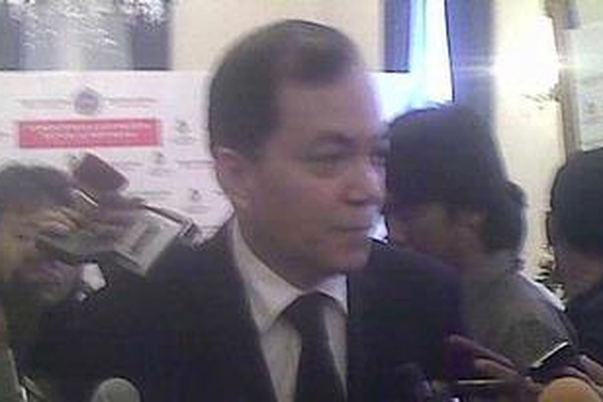 Juru Bicara Kementrian Luar Negeri, Michael Tene saat Memberi Keterangan Pers di Kementrian Luar Negeri, Jakarta, Senin (7/3/2011)