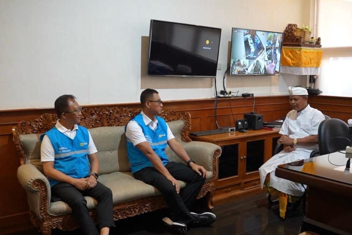 Direktur Utama PLN Darmawan Prasodjo (kedua dari kanan), didampingi Direktur Distribusi PLN Adi Priyanto (kiri) mengunjungi RSUP Prof. dr. I.G.N.G. Ngoerah, Denpasar, Sabtu (3/5/2025), untuk memastikan layanan kesehatan berjalan normal pasca gangguan kelistrikan di Bali dan menyampaikan permohonan maaf secara langsung kepada Direktur Utama RSUP Prof. dr. I.G.N.G. Ngoerah, dr. I Wayan Sudana, M.Kes (kanan) atas ketidaknyamanan yang ditimbulkan
