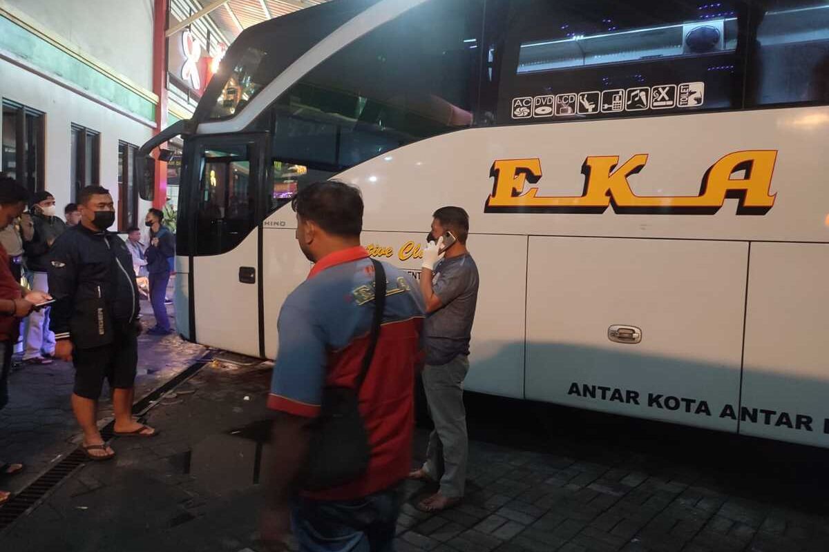 Susah dibangunkan untuk makan malam di rest area rumah makan Duta 1 Ngawi, seorang penumpang bus Eka jurusan Yogyakarta – Surabaya didapati telah meninggal.
