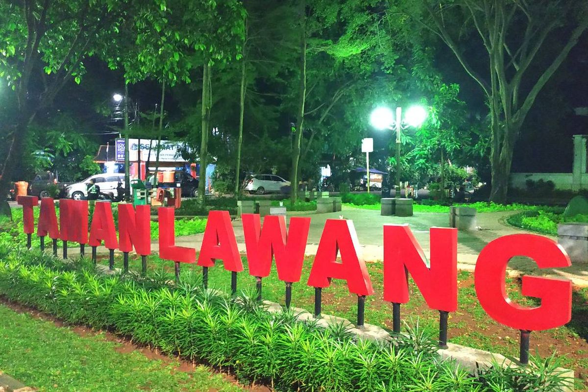 Taman Lawang di Kelurahan Menteng, Jakarta Pusat, pada Kamis (25/4/2019) malam tampak terang.