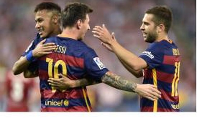 Penyerang Barcelona Lionel Messi (tengah) melakukan selebrasi bersama rekannya, Neymar (kiri) dan Jordi Alba setelah mencetak gol ke gawang Atletico Madrid pada lanjutan pertandingan La Liga di Vicente Calderon, Sabtu (12/9/2015).