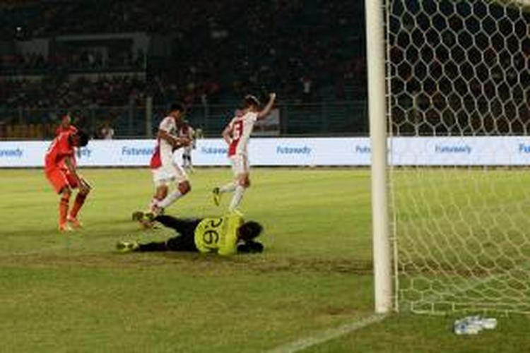Pemain Ajax Amsterdam Lucas Andersen melakukan selebrasi seusai mencetak gol ke gawang Persija Jakarta, dalam pertandingan persahabatan di Stadion Utama Gelora Bung Karno, Senayan, Jakarta, Minggu (11/5/2014).
