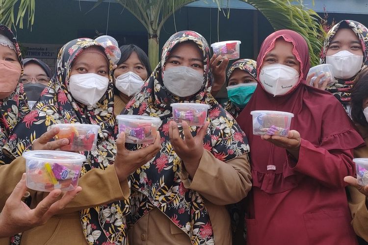 Kepala Puskesmas I Sentolo, Dokter Renny Lo, merayakan Imlek atau tahun baru China dengan membagi pada masing-masing pegawai sebuah paket kecil berisi kue keranjang dan makanan serba manis di Puskesmas I Sentolo, Kapanewon Sentolo, Kabupaten Kulon Progo, Daerah Istimewa Yogyakarta.