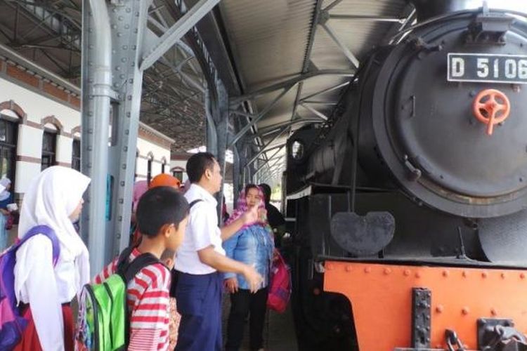 Dalam rangka HUT Kereta Api (KA) ke-70, Senin (28/9/215) siang, PT KAI Daop IV/ Semarang mengundang puluhan anak yatim, piatu, dan warga kurang mampu yang bertempat tinggal di sekitar museum untuk melihat dari museum kereta api yang konon terlengkap didunia ini. 