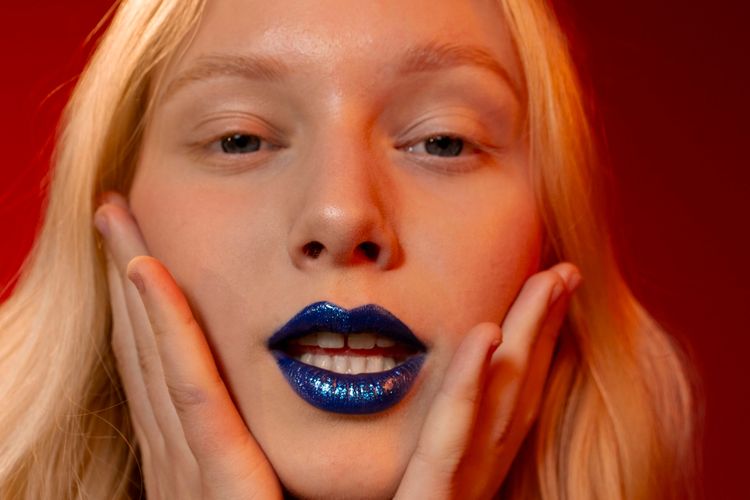 Ilustrasi makeup bibir. Gaya lipstik dengan warna kontras dan detail artistik semakin sering muncul di media sosial dan runway.