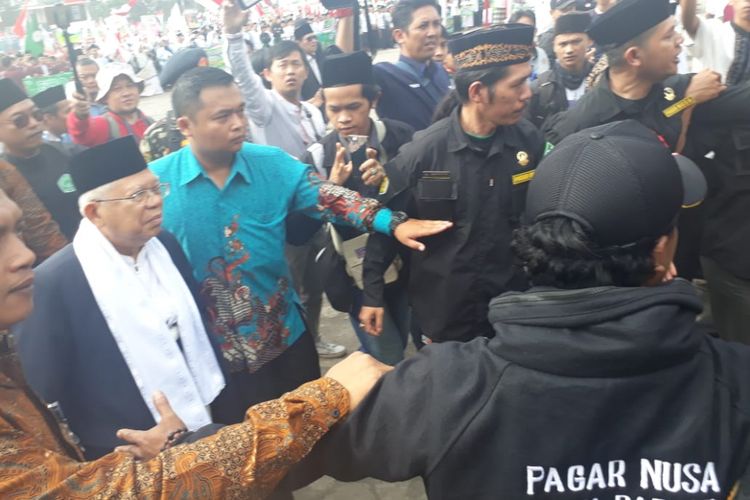 Calon wakil presiden nomor urut 01 Maruf Amin menghadiri peringatan Hari Santri Nasional di Lapangan Dadaha, Tasikmalaya, Senin (21/10/2018).