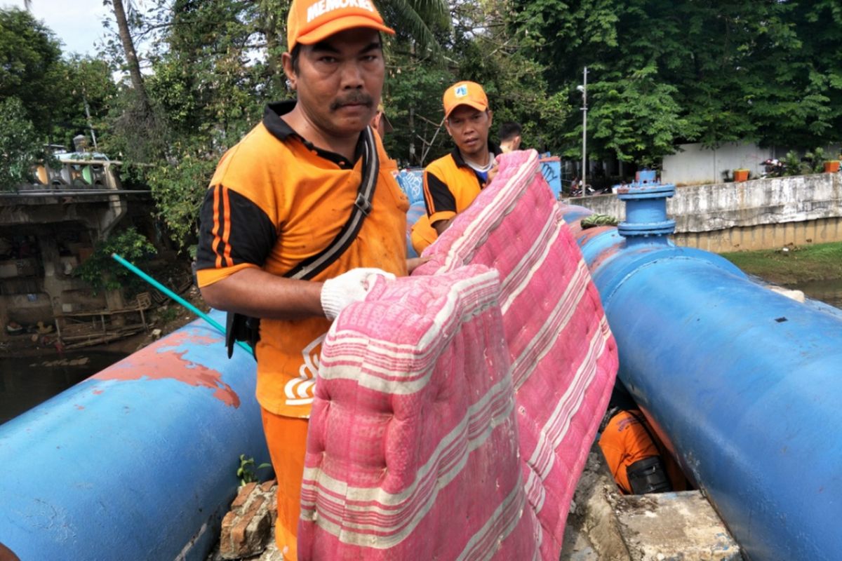 Penertiban hunian di pipa air BKB, kasur hingga parang berkarat diamankan, Senin (13/11/2017).