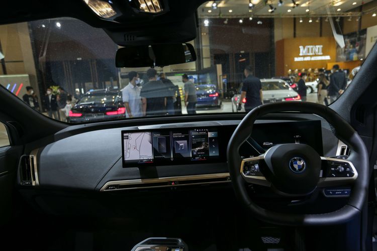 Kabin mobil listrik BMW iX dipamerkan pada ajang Gaikindo Indonesia International Auto Show (GIIAS) yang digelar di ICE, BSD, Tangerang Selatan.