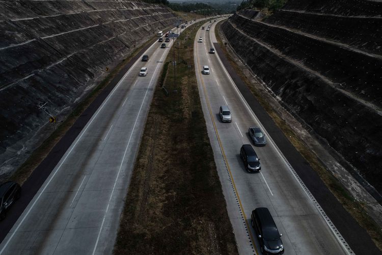 Kendaraan pemudik dari arah Jakarta melewati jalan tol cikopo palimanan di Jawa Barat, Minggu (2/6/2019). Sistem satu arah atau one way mulai diterapkan di jalan tol Jakarta-Cikampek hingga tol Batang-Semarang di Jawa Tengah pada H-6 Lebaran 2019, Kamis (30/5).