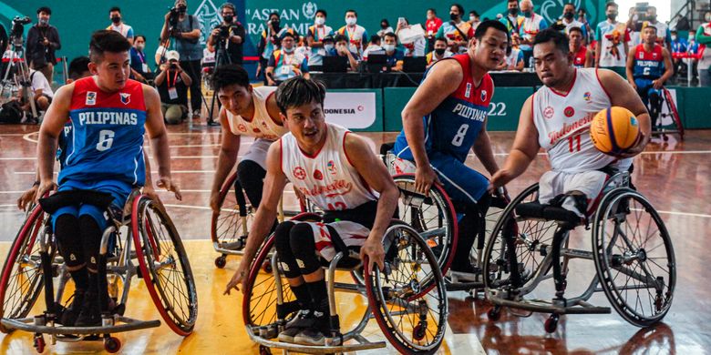 Pemain timnas wheelchair Indonesia, Ayatulloh (kanan), beraksi pada ajang ASEAN Para Games 2022 di Sritex Arena, Surakarta, Sabtu (30/7/2022) siang WIB. Indonesia Kalah 10-15 dari Filipina.