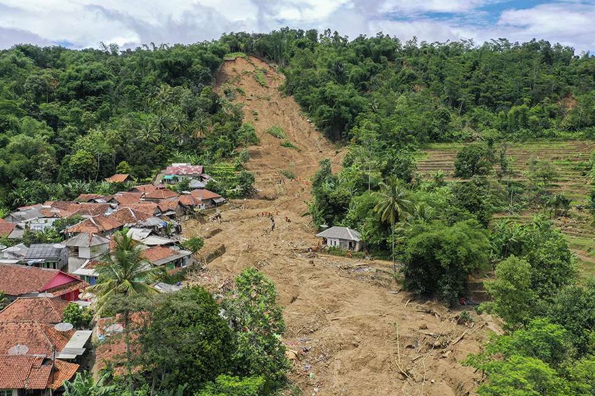 Foto udara anggota tim SAR gabungan melakukan pencarian korban tanah longsor dan banjir bandang yang masih belum ditemukan di Kampung Sinar Harapan, Desa Harkat Jaya, Kecamatan Sukajaya, Kabupaten Bogor, Jawa Barat, Sabtu (11/1/2020). Basarnas memperpanjang masa pencarian selama tiga hari atau hingga 14 Januari untuk melakukan pencarian tiga korban yang masih belum ditemukan dikawasan tersebut.