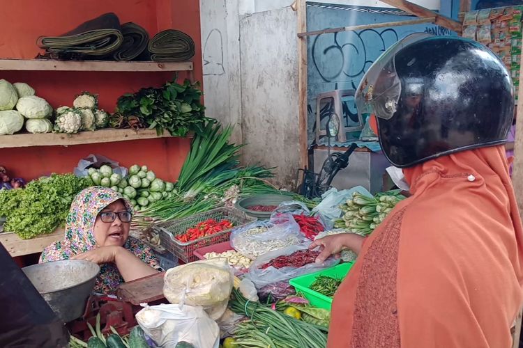 Salah satu pedagang, Nurlaila saat melayani pembeli di Pasar Relokasi Kota Batu, Jawa Timur pada Minggu (12/6/2022). 