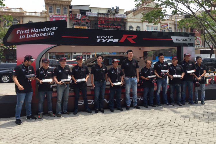 10 Konsumen Pertama Honda Civic Type R