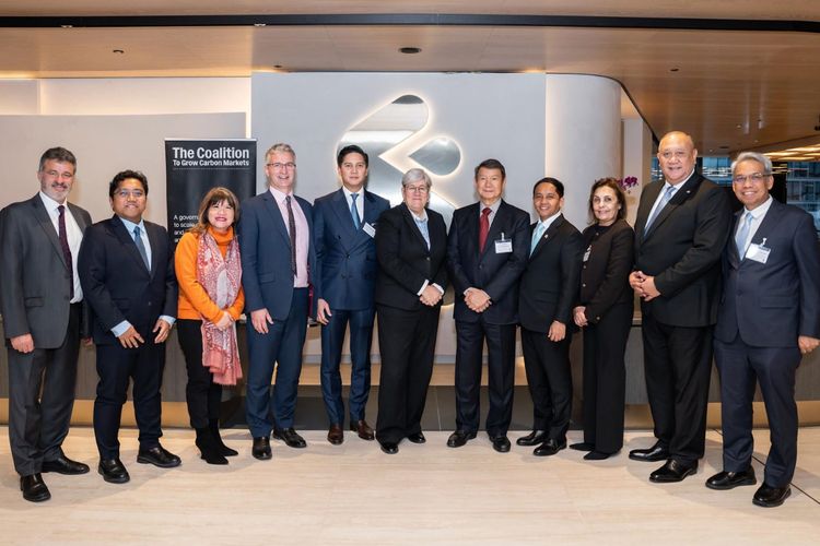 Hashim Djojohadikusumo, Utusan Khusus Presiden RI Bidang Iklim dan Energi, Menteri Kehutanan Republik Indonesia, Raja Juli Antoni, Rachel Kyte, Perwakilan Khusus Inggris untuk Iklim, Budi Djiwandono, Wakil Ketua Komisi I DPR RI, Donny Donosepoetro OBE, CEO Standard Chartered Indonesia usai berdiskusi di kantor Standard Chartered London, Rabu (21/1/2026)