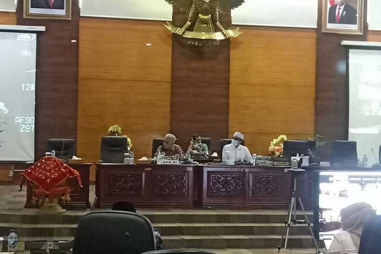 Wakil Ketua DPRD Sumbar Irsyad Syafar dan anggota DPR RI Guspardi Gaus pimpin rapat dengar pendapat soal SKB 3 Menteri, Kamis (18/2/2021)