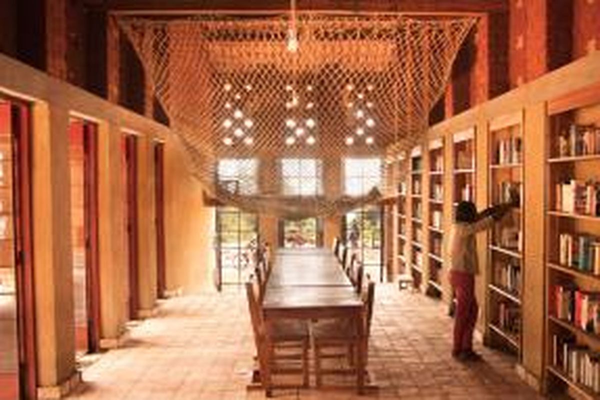 The Library of Muyinga merupakan bangunan pertama dalam proyek pembuatan sekolah bagi anak-anak tunarungu. 