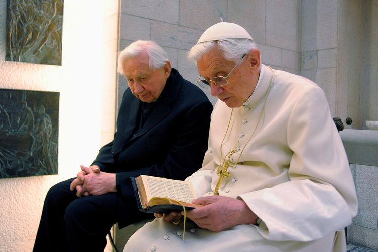 Paus Emiritus Benediktus XVI, ketika masih menjabat (kanan), berdoa bersama kakaknya, Mgr Georg Ratzinger di kapel pribadi di Vatikan pada 14 April 2012. Kakak Paus Benediktus XVI itu meninggal pada Rabu (1/7/2020) dalam usia 96 tahun.