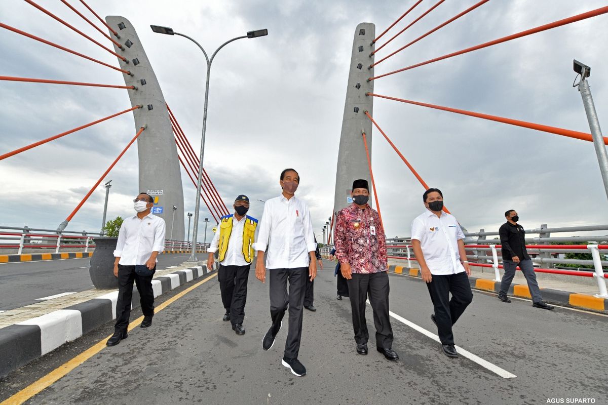 Presiden Joko Widodo (Jokowi) didampingi Mentir Pekerjaan Umum dan Perumahan Rakyat (PUPR) meresmikan Jembatan Sei Alalak, Banjarmasin, Kalimantan Selatan, Kamis (21/10/2021).