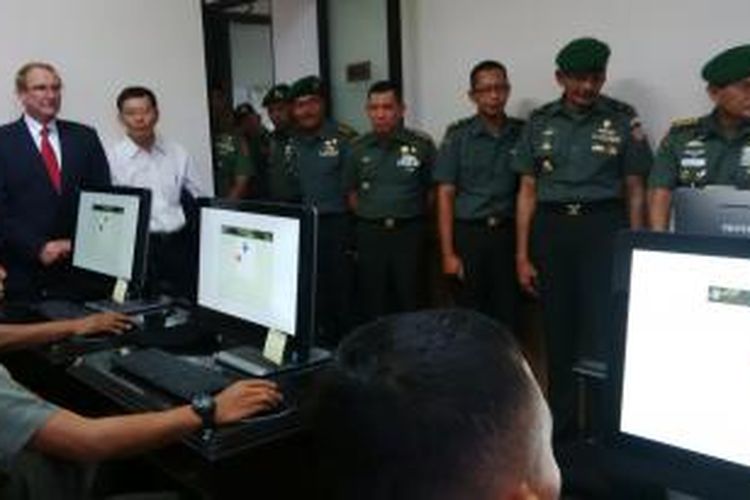 Kepala Staf Angkatan Darat (KSAD) (paling kanan) beserta jajarannya sedang memantau salahsatu ruangan Computerized Adaptive Test (CAT) 5 Dinas Psikologi Angkatan Darat di Jalan Sangkuriang, Bandung, Jawa Barat, Selasa, (20/5/2014)